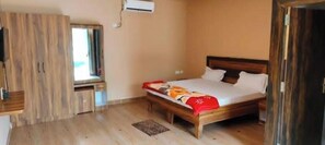 Quarto casal básico, varanda coberta, vista para a cidade | Roupa de cama