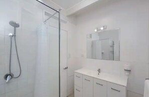 تجهيزات دش، مجففات شعر، مناشف، صابون