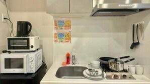 微波爐、烤箱、爐台、鍋具/餐盤/廚房用品
