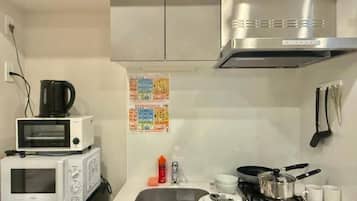 Microwave, oven, stovetop, cookware/dishes/utensils