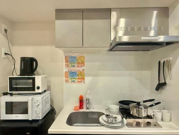 Microondas, horno, placa de cocina, utensilios de cocina