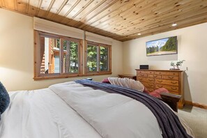 4 bedrooms, desk, iron/ironing board, travel cot