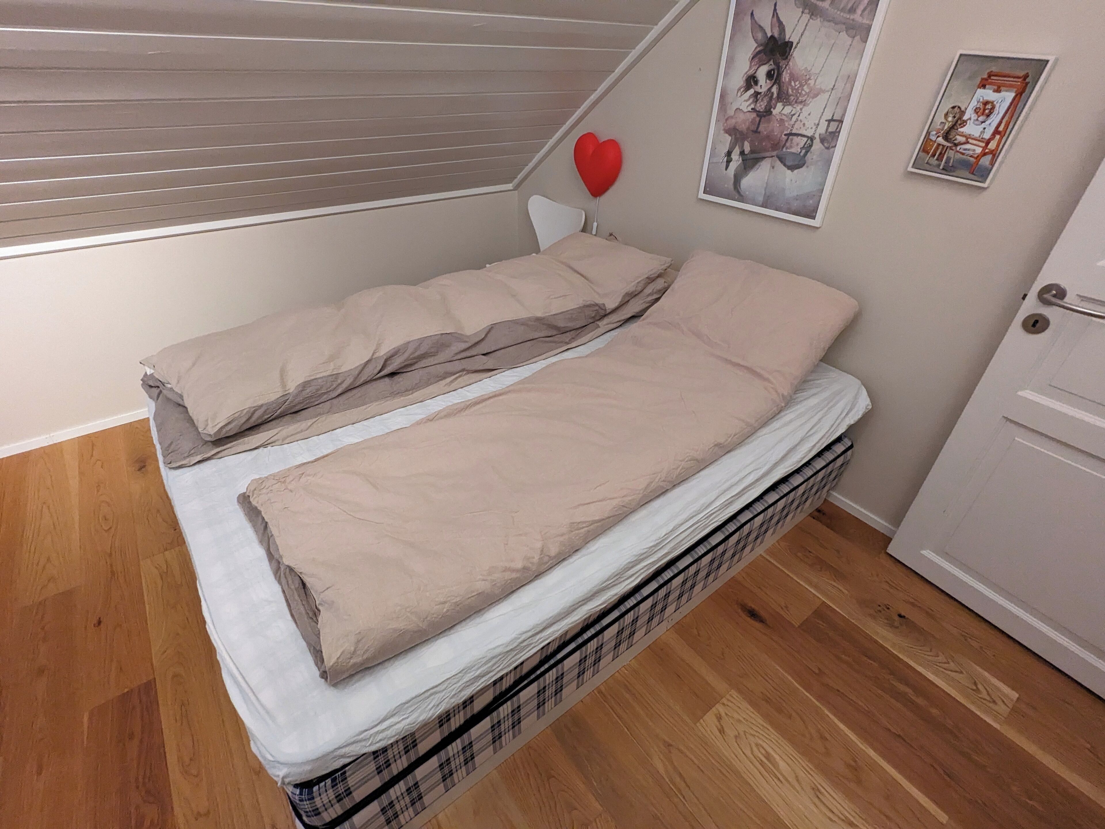 4 habitaciones, escritorio y tabla de planchar con plancha 