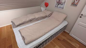 4 chambres, bureau, fer et planche Ă repasser, lit parapluie