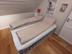 4 habitaciones, escritorio y tabla de planchar con plancha