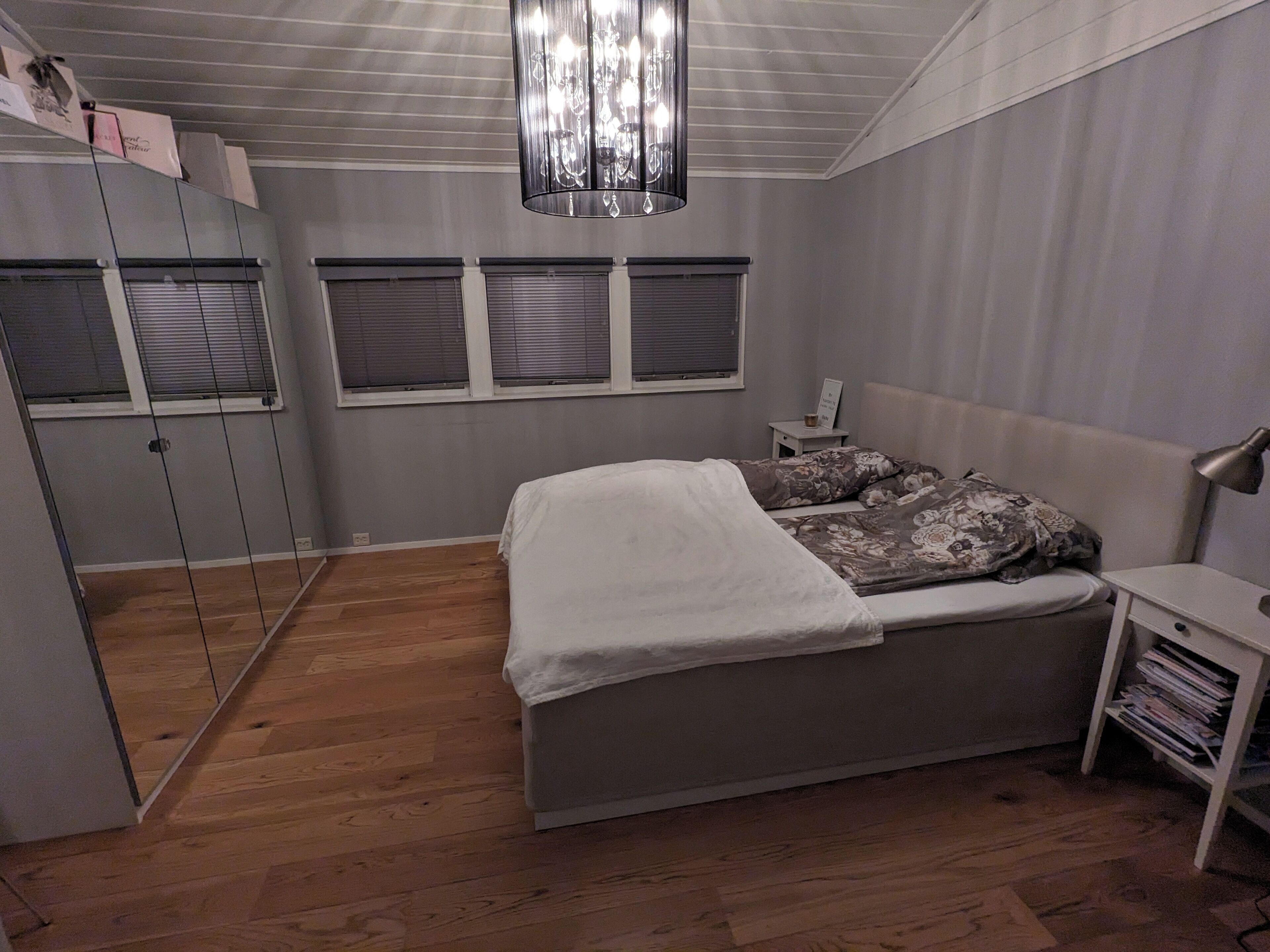 4 soverom, skrivebord, strykejern/-brett og reiseseng for barn