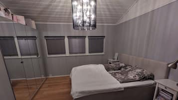 4 soverom, skrivebord, strykejern/-brett og reiseseng for barn