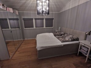 4 makuuhuonetta, työpöytä, silitysrauta/-lauta, vauvan matkasänky