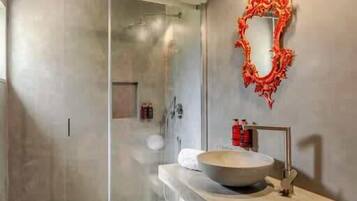 Dusche, Haartrockner, Handtücher