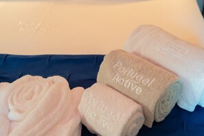 Douche, sĂšche-cheveux, serviettes fournies