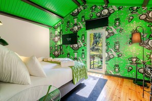 Escritorio, wifi, ropa de cama