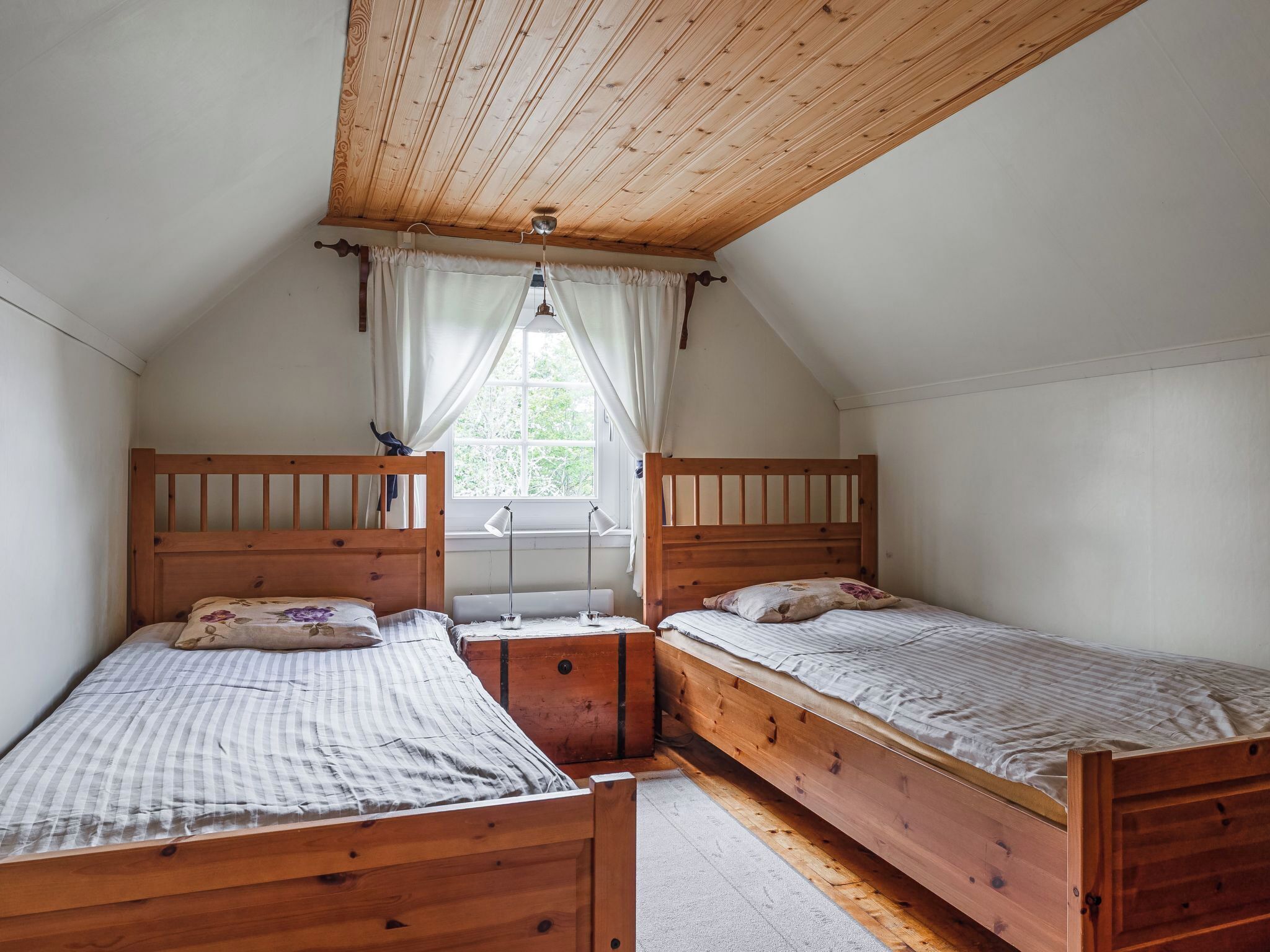 3 bedrooms, desk, Internet