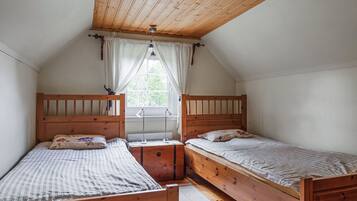 3 bedrooms, desk, Internet