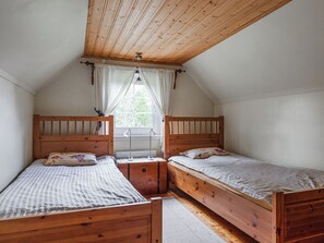 3 makuuhuonetta, työpöytä, internet