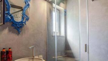 Chuveiro, secador de cabelo, toalhas de banho