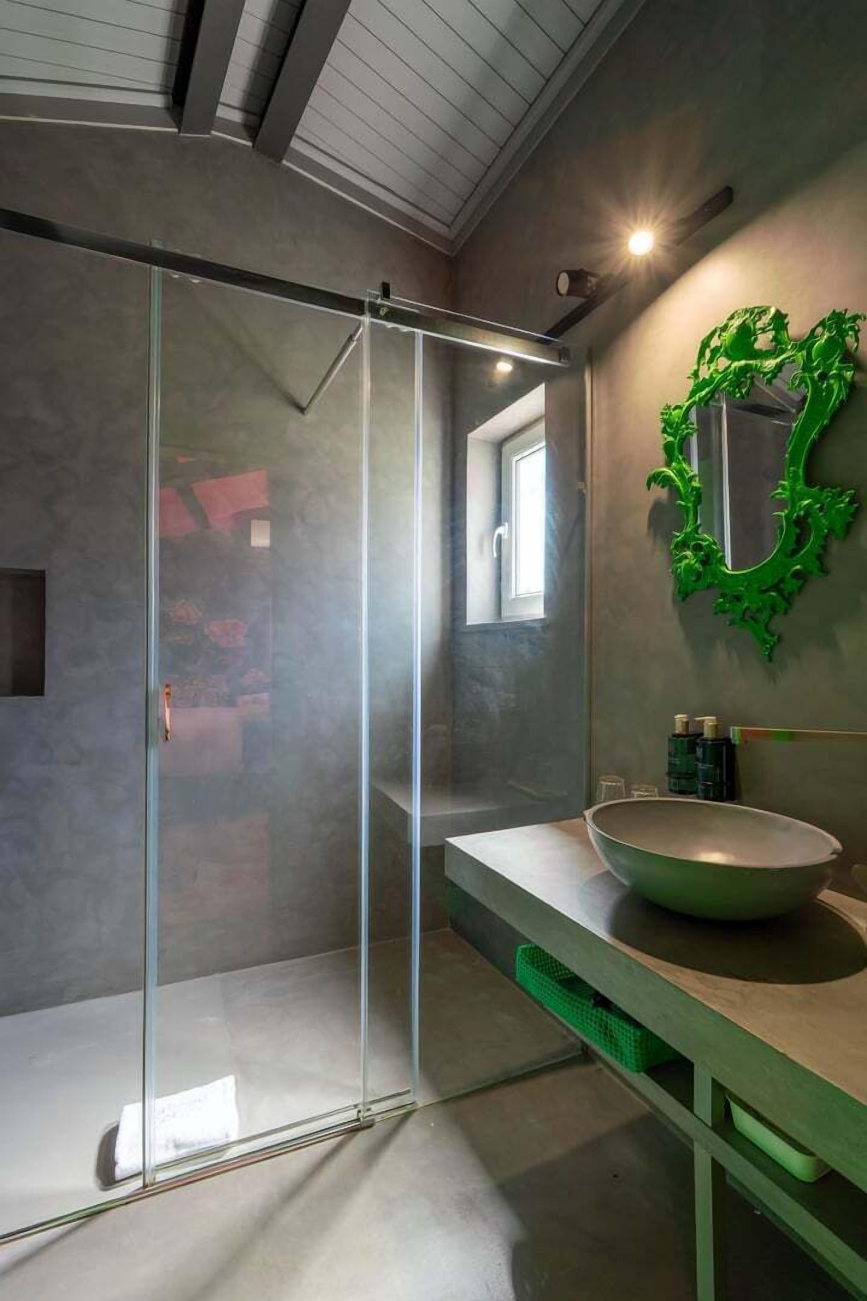 Suihku, hiustenkuivaaja, pyyhkeet