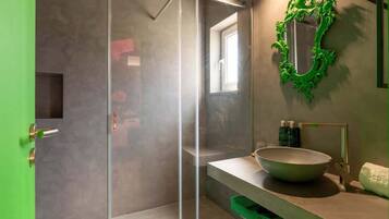 Dusche, Haartrockner, Handtücher