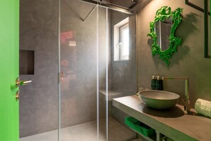 Dusch, hårtork och handdukar