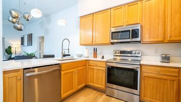 Refrigerador, microondas, horno y parrilla de estufa