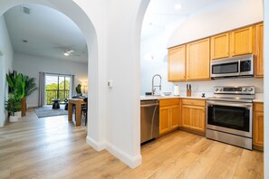 Een koelkast, een magnetron, een oven, een kookplaat