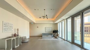 Een modern interieur met een bank, een bijzettafeltje en een groot raam.