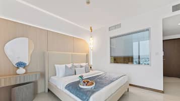 Apartamento standard, vista para o mar | Cofres nos quartos, espaço de trabalho para notebook, cortinas blackout