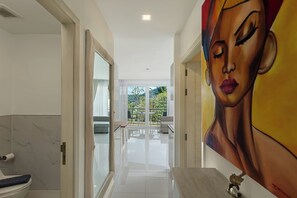 Standard Condo, Balcony, Sea View | Peti besi dalam bilik, langsir/tirai gelap terus 