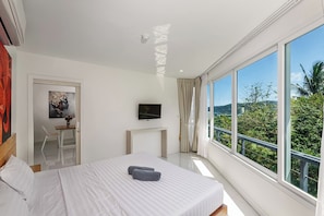Standard Condo, Balcony, Sea View | Peti besi dalam bilik, langsir/tirai gelap terus