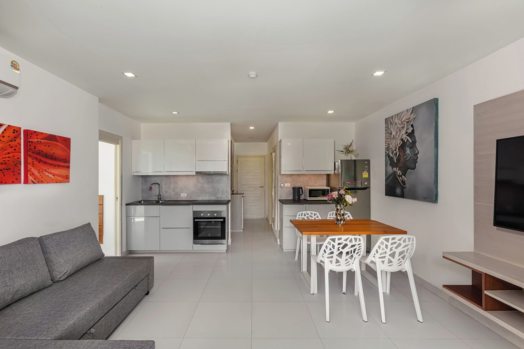 Een modern appartement met keuken, eethoek en woonkamer.