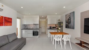 Ein modernes Apartment mit Küche, Essbereich und Wohnzimmer.