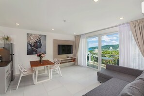 Standard Condo, Balcony, Sea View | Ruang tamu
