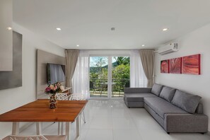 Standard Condo, Balcony, Sea View | Living area