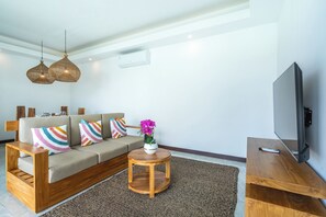 Superior Villa, Patio, Ocean View | Living area