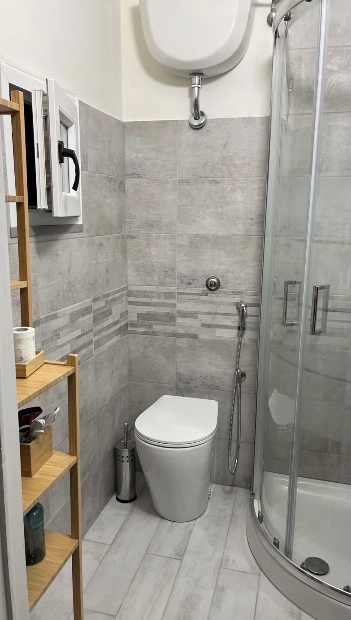 ヘアドライヤー、タオル、石鹸、トイレットペーパー