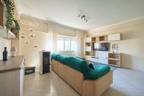 Smart TV, books - CasaFernandes 15 | Premium Stay • Metro - Lisbon (Odivelas)