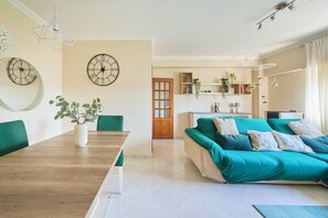 Smart TV, books - CasaFernandes 15 | Premium Stay • Metro - Lisbon (Odivelas)