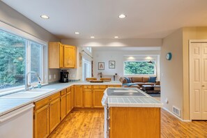 Jääkaappi, mikroaaltouuni, liesi, astianpesukone