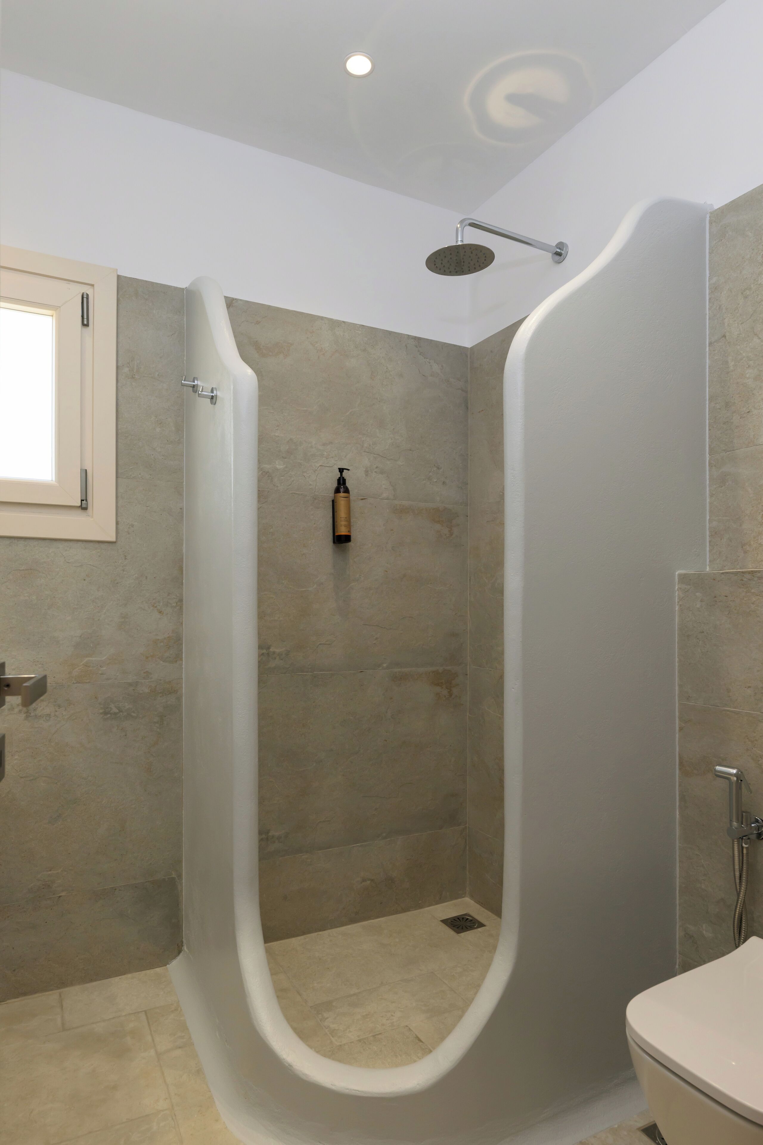 Ducha, artículos de tocador gratuitos, secador de pelo, toallas