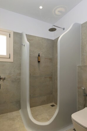 Douche, articles de toilette gratuits, sèche-cheveux
