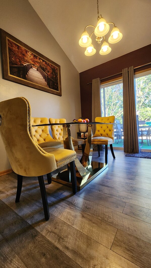 Interior - The Cove In New Millard 3Bed 2Bth Hotub Multi-lvl Deck Seats 8. Modern Split lvl (Omaha)