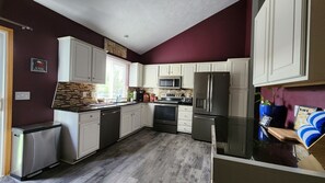 Microwave, oven, stovetop, dishwasher - The Cove In New Millard 3Bed 2Bth Hotub Multi-lvl Deck Seats 8. Modern Split lvl (Omaha)