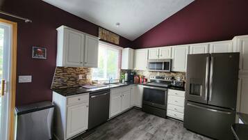 Microondas, horno, placa de cocina y lavavajillas