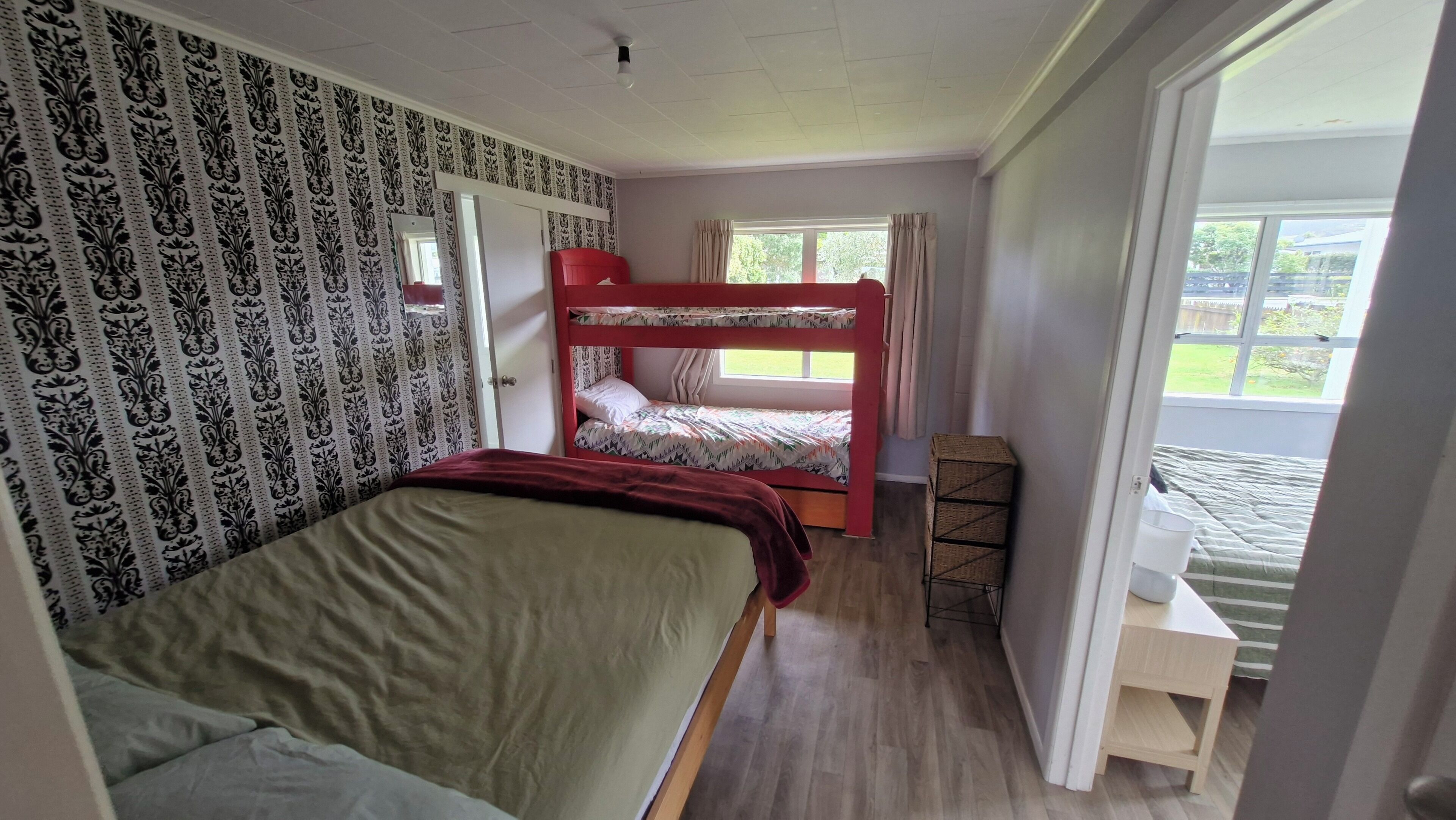 5 عدّة غرف نوم وسرير سفر وواي فاي مجانًا وملاءات أسرّة