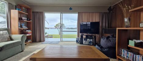 Smart-TV, Bücher, Stereoanlage