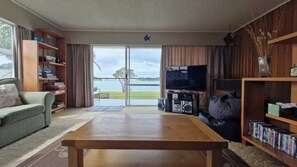 Smart-TV, bøker og stereoanlegg