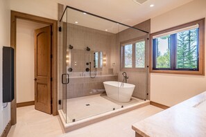 Dusche, Haartrockner, Handtücher