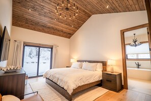 6 Schlafzimmer, Schreibtisch, Bügeleisen/Bügelbrett, Reisekinderbett