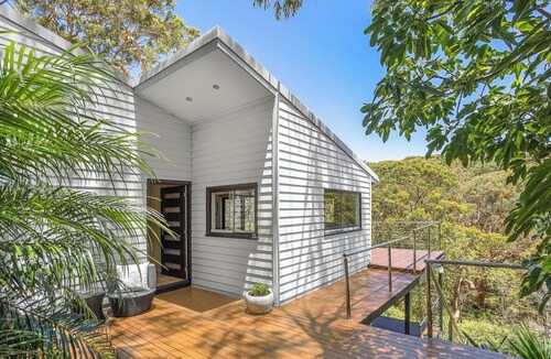 Large architect designed home directly overlooking the Royal National Park