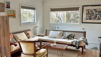 Smart TV, fireplace, books, stereo