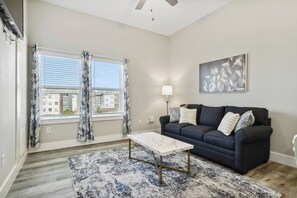 Signature Condo, 1 King Bed with Sofa bed | Living room